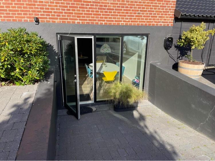 Nyistandsat Hojloftet Kaelderlejlighed Pa 70 M2 I Viborg Centrum, Med Plads Til 4 Personer 外观 照片